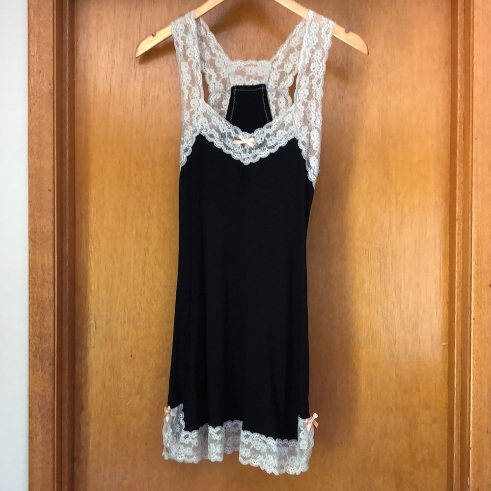 Honeydew black chemise with lace trim
